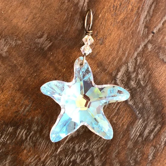 Pretty little crystal starfish charm with silver wire & hook and 2 crystal beads - Picture 4 of 10